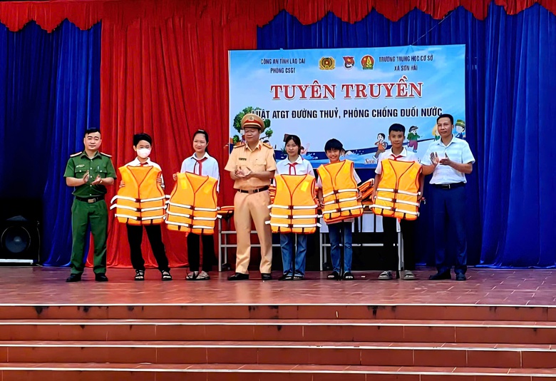 M&ugrave;a mưa lũ cận kề, L&agrave;o Cai siết chặt an to&agrave;n giao th&ocirc;ng đường thủy- Ảnh 6.