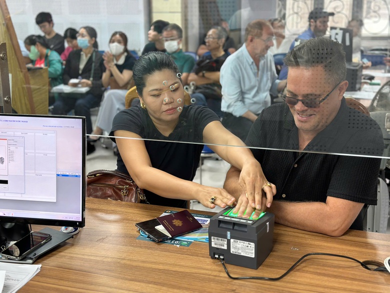 TP.HCM: L&agrave;m việc đến đ&ecirc;m cấp định danh điện tử cho người nước ngo&agrave;i- Ảnh 1.