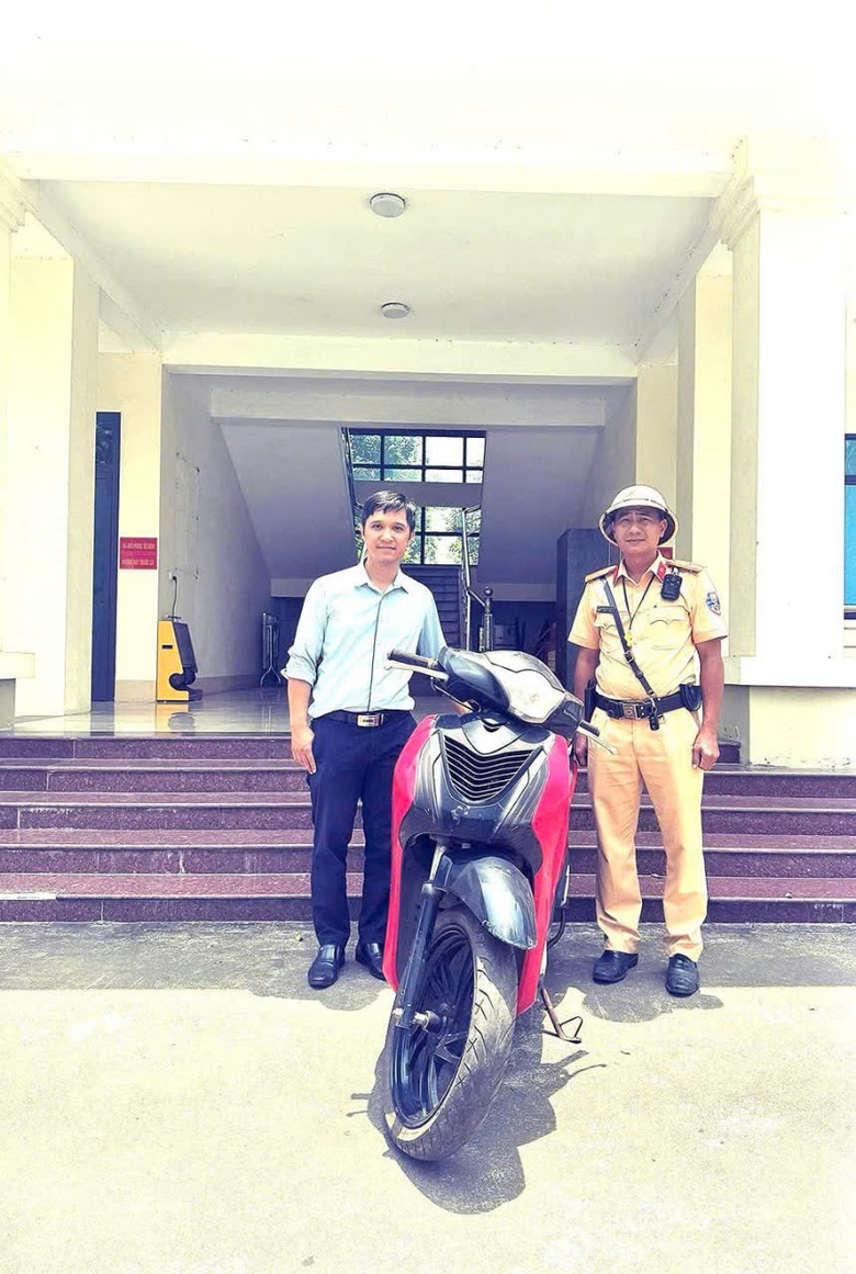 Bất ngờ nhận lại xe SH sau 10 năm bị mất trộm nhờ CSGT phát hiện biển số giả- Ảnh 1. Bất ngờ nhận lại xe SH sau 10 năm bị mất trộm nhờ CSGT phát hiện biển số giả- Ảnh 1.
