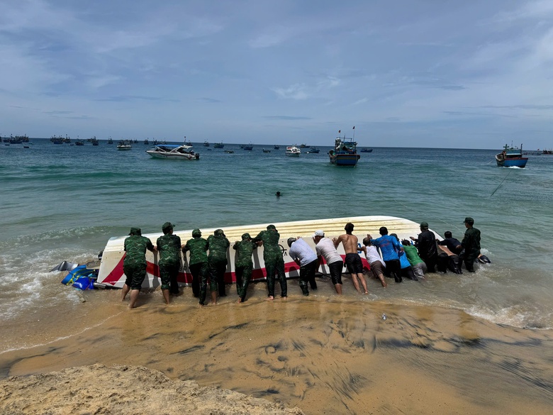 Gia Lai: Ca n&ocirc; du lịch bị s&oacute;ng lớn đ&aacute;nh lật khi trả kh&aacute;ch, 3 người bị thương- Ảnh 1.