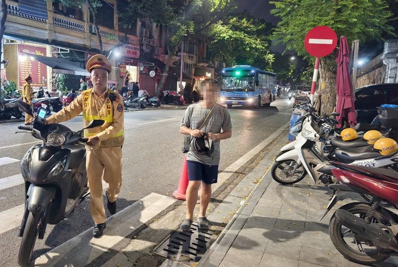 CSGT H&agrave; Nội xuy&ecirc;n đ&ecirc;m xử l&yacute; "ma men" cầm l&aacute;i, c&oacute; t&agrave;i xế bỏ xe th&aacute;o chạy- Ảnh 11.