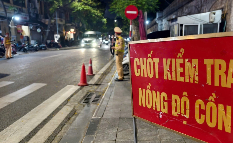 CSGT H&agrave; Nội xuy&ecirc;n đ&ecirc;m xử l&yacute; "ma men" cầm l&aacute;i, c&oacute; t&agrave;i xế bỏ xe th&aacute;o chạy- Ảnh 1.