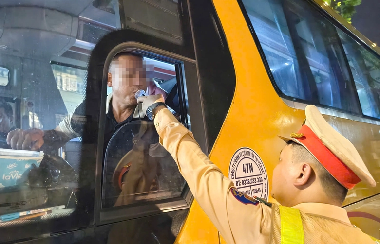 CSGT H&agrave; Nội xuy&ecirc;n đ&ecirc;m xử l&yacute; "ma men" cầm l&aacute;i, c&oacute; t&agrave;i xế bỏ xe th&aacute;o chạy- Ảnh 5.