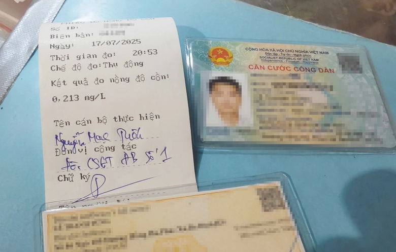 CSGT H&agrave; Nội xuy&ecirc;n đ&ecirc;m xử l&yacute; "ma men" cầm l&aacute;i, c&oacute; t&agrave;i xế bỏ xe th&aacute;o chạy- Ảnh 10.