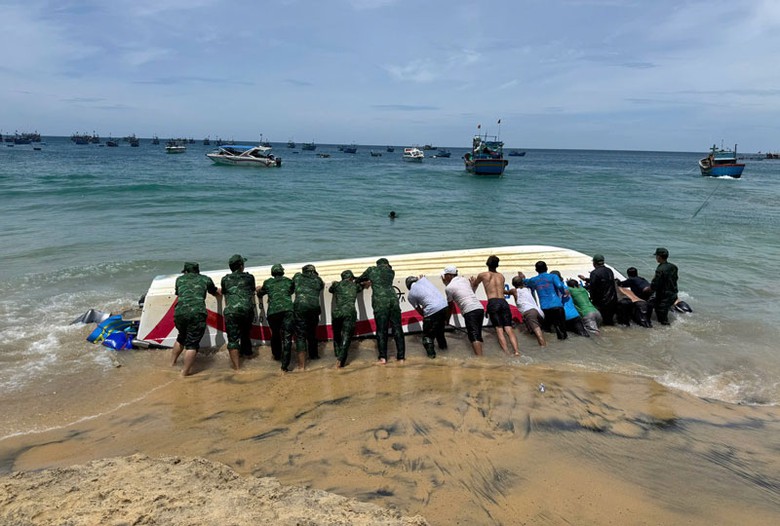 Lực lượng chức năng cứu hộ, đưa ca n&ocirc; v&agrave;o bờ.