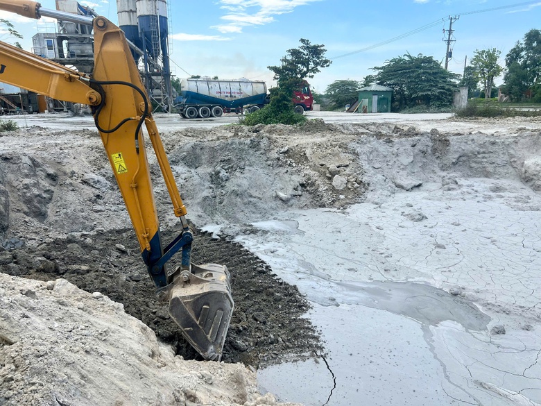 Quảng Ng&atilde;i: Tiếp tục ph&aacute;t hiện h&agrave;nh vi xả nước, đổ chất thải rắn c&ocirc;ng nghiệp tr&aacute;i ph&eacute;p- Ảnh 1.