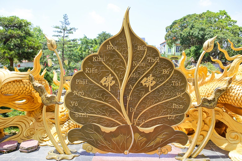 Chiêm ngưỡng ngôi chùa dát vàng độc đáo ở Hưng Yên- Ảnh 5. Chiêm ngưỡng ngôi chùa dát vàng độc đáo ở Hưng Yên- Ảnh 5.