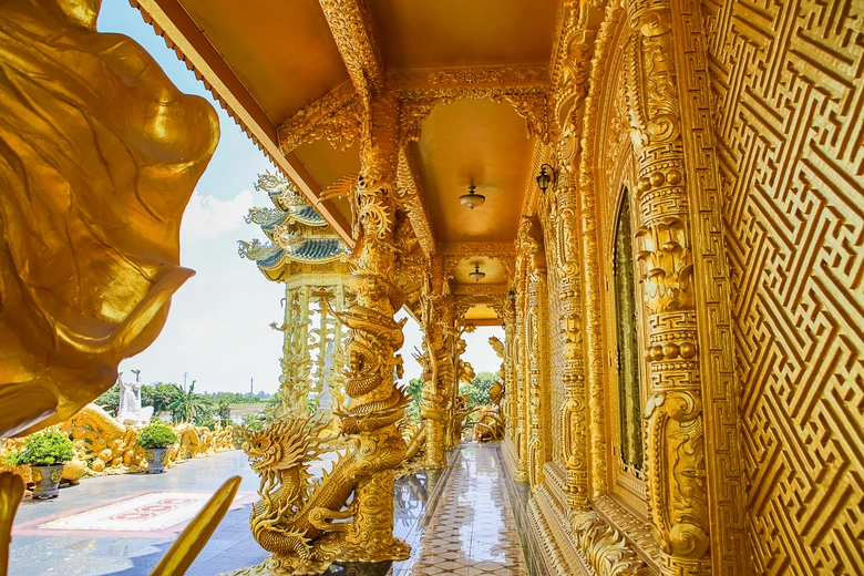 Chiêm ngưỡng ngôi chùa dát vàng độc đáo ở Hưng Yên- Ảnh 4. Chiêm ngưỡng ngôi chùa dát vàng độc đáo ở Hưng Yên- Ảnh 4.