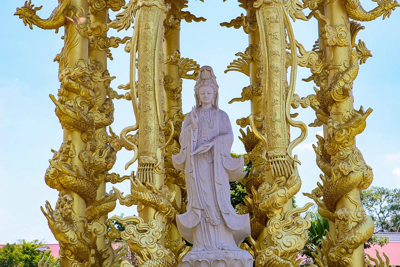 Chiêm ngưỡng ngôi chùa dát vàng độc đáo ở Hưng Yên- Ảnh 33. Chiêm ngưỡng ngôi chùa dát vàng độc đáo ở Hưng Yên- Ảnh 33.