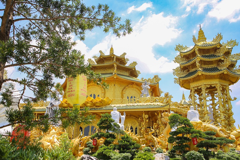 Chiêm ngưỡng ngôi chùa dát vàng độc đáo ở Hưng Yên- Ảnh 2. Chiêm ngưỡng ngôi chùa dát vàng độc đáo ở Hưng Yên- Ảnh 2.