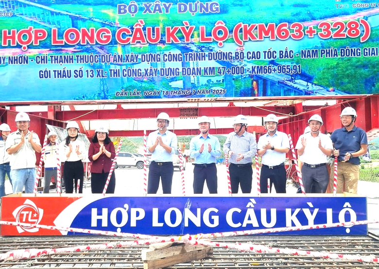 Thứ trưởng Nguyễn Việt H&ugrave;ng dự lễ hợp long cầu d&agrave;i nhất cao tốc Quy Nhơn - Ch&iacute; Thạnh- Ảnh 1.