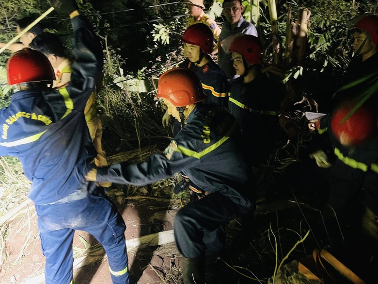 Giải cứu tài xế xe đầu kéo mắc kẹt trong ca bin dưới vực sâu ở Quảng Trị- Ảnh 1. Giải cứu tài xế xe đầu kéo mắc kẹt trong ca bin dưới vực sâu ở Quảng Trị- Ảnh 1.