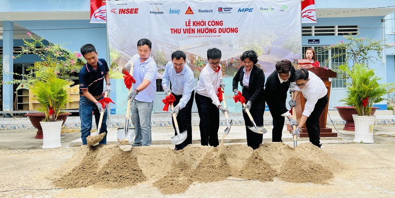 Đại diện INSEE c&ugrave;ng đại diện Trung t&acirc;m hỗ trợ ph&aacute;t triển gi&aacute;o dục h&ograve;a nhập tỉnh Vĩnh Long, c&aacute;c đối t&aacute;c v&agrave; nh&oacute;m t&aacute;c giả dự &aacute;n thực hiện nghi thức khởi c&ocirc;ng thư viện Hướng Dương.