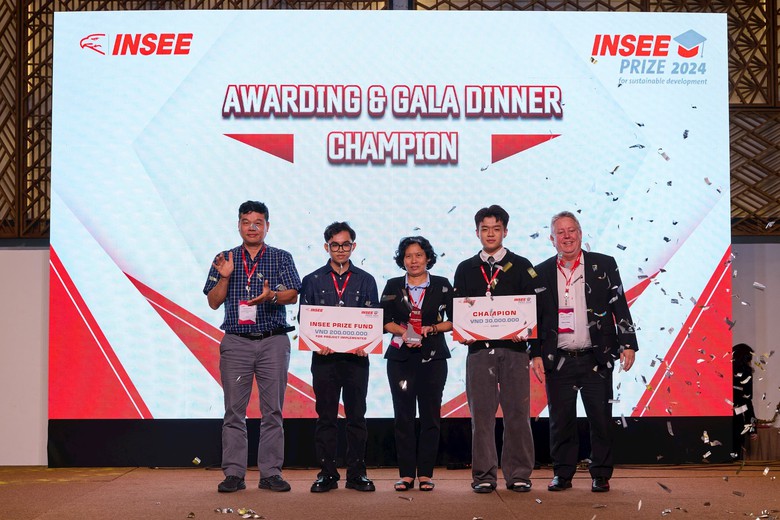 &Ocirc;ng Phạm Văn Bắc, Ph&oacute; Chủ tịch Hội Vật liệu X&acirc;y dựng Việt Nam (VABM) v&agrave; &ocirc;ng Eamon Ginley, Tổng Gi&aacute;m đốc INSEE Việt Nam trao giải cho nh&oacute;m Qu&aacute;n qu&acirc;n INSEE Prize 2024.