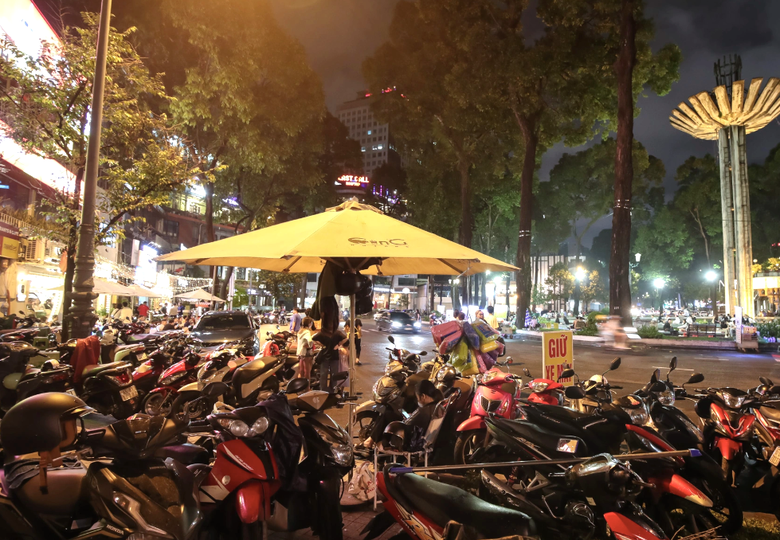 TP.HCM tăng cường xử l&yacute; t&igrave;nh trạng lấn chiếm l&ograve;ng đường, vỉa h&egrave;- Ảnh 1.