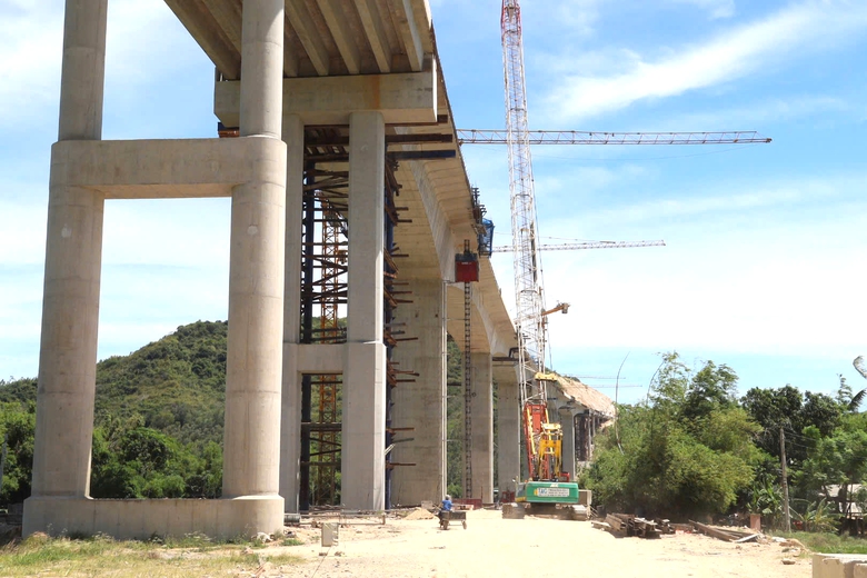 Thứ trưởng Nguyễn Việt H&ugrave;ng dự lễ hợp long cầu d&agrave;i nhất cao tốc Quy Nhơn - Ch&iacute; Thạnh- Ảnh 4.