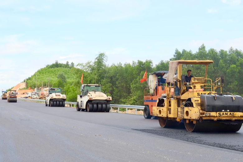 Gia Lai: H&agrave;ng chục nh&agrave; d&acirc;n bị nứt do thi c&ocirc;ng cao tốc Bắc - Nam- Ảnh 4.