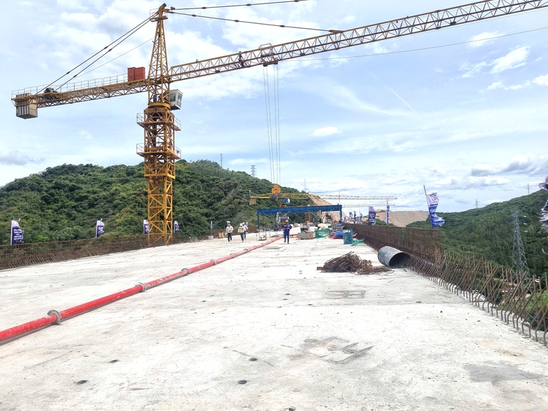 Thứ trưởng Nguyễn Việt H&ugrave;ng dự lễ hợp long cầu d&agrave;i nhất cao tốc Quy Nhơn - Ch&iacute; Thạnh- Ảnh 7.