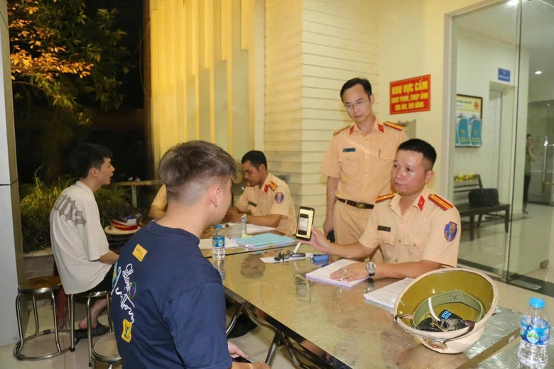 CSGT Bắc Ninh xử phạt gần 1 tỷ đồng trong đ&ecirc;m đầu ra qu&acirc;n xử l&yacute; đua xe tr&aacute;i ph&eacute;p- Ảnh 1.