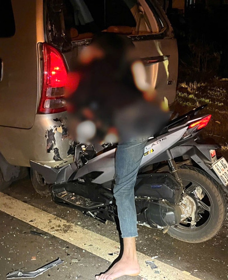 Anh Đ tử vong tại chỗ sau cú tông vào đuôi ô tô - Ảnh: Văn Tuân. Anh Đ tử vong tại chỗ sau cú tông vào đuôi ô tô - Ảnh: Văn Tuân.