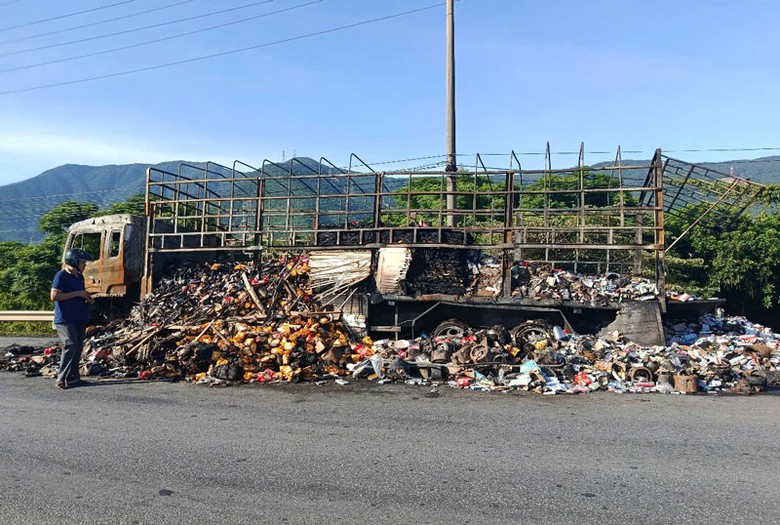 Hiện trường vụ cháy xe trên tuyến tránh. Hiện trường vụ cháy xe trên tuyến tránh.