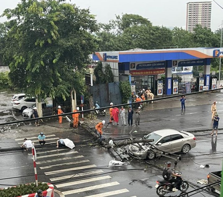 Th&aacute;i Nguy&ecirc;n: C&acirc;y đổ đ&egrave; tr&uacute;ng &ocirc; t&ocirc;, nhiều t&agrave;i sản hư hại  sau cơn gi&ocirc;ng lốc chiều 19/7- Ảnh 4.