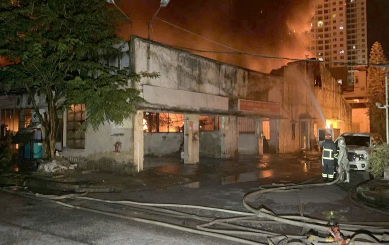 H&agrave; Nội: Cảnh s&aacute;t kịp thời dập tắt đ&aacute;m ch&aacute;y lớn ở Trương Định- Ảnh 2.