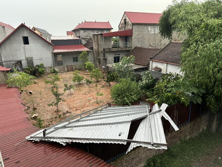 Th&aacute;i Nguy&ecirc;n: C&acirc;y đổ đ&egrave; tr&uacute;ng &ocirc; t&ocirc;, nhiều t&agrave;i sản hư hại  sau cơn gi&ocirc;ng lốc chiều 19/7- Ảnh 2.