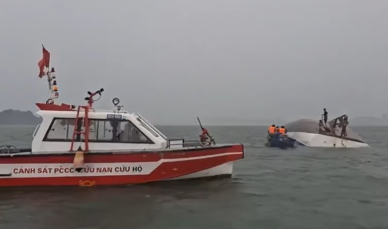 Bộ X&acirc;y dựng chỉ đạo khẩn trương t&igrave;m kiếm nạn nh&acirc;n vụ lật t&agrave;u tại vịnh Hạ Long- Ảnh 2.