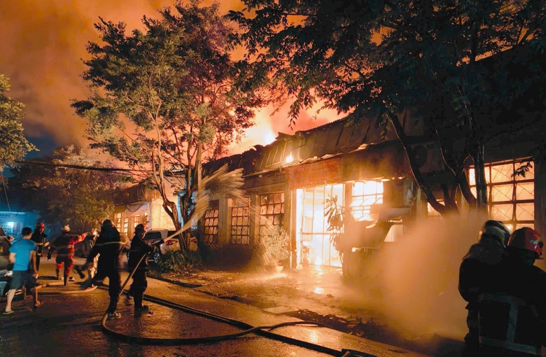 H&agrave; Nội: Cảnh s&aacute;t kịp thời dập tắt đ&aacute;m ch&aacute;y lớn ở Trương Định- Ảnh 1.