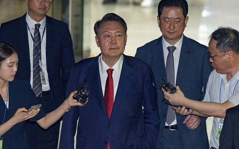 Cựu Tổng thống H&agrave;n Quốc Yoon Suk Yeol bị truy tố v&igrave; tội lạm quyền