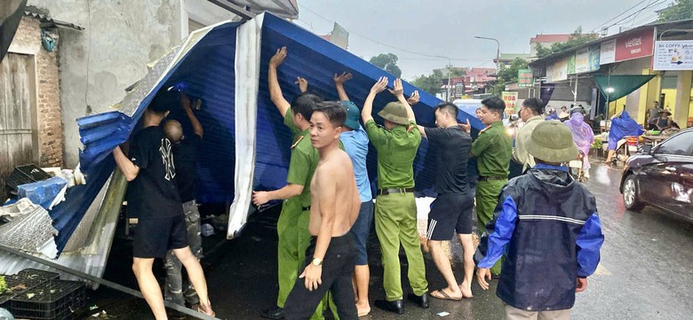 Th&aacute;i Nguy&ecirc;n: C&acirc;y đổ đ&egrave; tr&uacute;ng &ocirc; t&ocirc;, nhiều t&agrave;i sản hư hại  sau cơn gi&ocirc;ng lốc chiều 19/7- Ảnh 9.