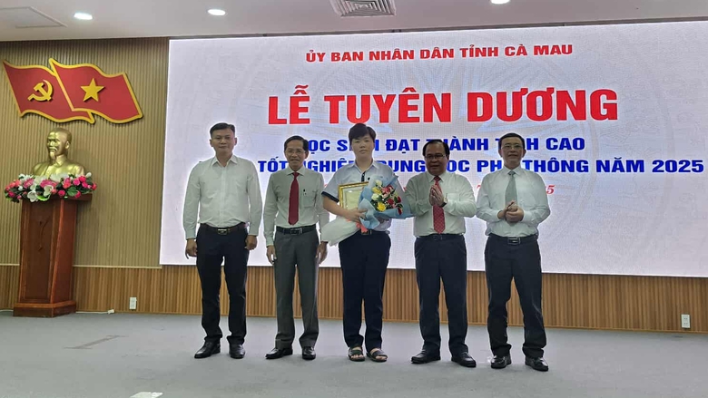 Cà Mau: Tuyên dương thủ khoa, học sinh đạt điểm 10 môn Sử- Ảnh 2. Cà Mau: Tuyên dương thủ khoa, học sinh đạt điểm 10 môn Sử- Ảnh 2.