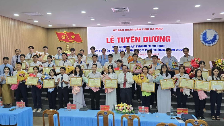 Cà Mau: Tuyên dương thủ khoa, học sinh đạt điểm 10 môn Sử- Ảnh 1. Cà Mau: Tuyên dương thủ khoa, học sinh đạt điểm 10 môn Sử- Ảnh 1.