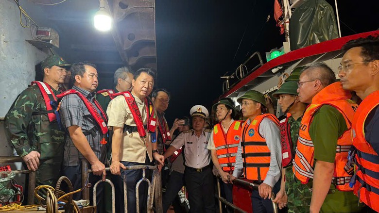 Ph&oacute; Thủ tướng Trần Hồng H&agrave; trực tiếp chỉ đạo tại hiện trường cứu hộ nạn nh&acirc;n vụ lật t&agrave;u- Ảnh 1.