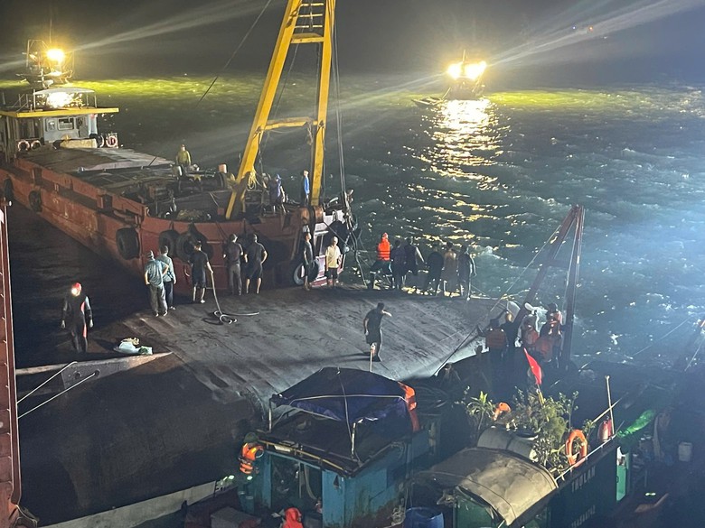 Lật tàu ở Quảng Ninh: 35 người tử vong, tiếp tục tìm kiếm 4 người mất tích- Ảnh 3. Lật tàu ở Quảng Ninh: 35 người tử vong, tiếp tục tìm kiếm 4 người mất tích- Ảnh 3.