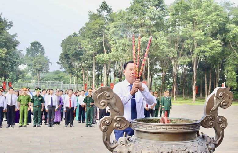 Đồng Nai: D&acirc;ng hương tại Căn cứ T&agrave; Thiết, tặng qu&agrave; tri &acirc;n người c&oacute; c&ocirc;ng nh&acirc;n dịp 27/7- Ảnh 1.
