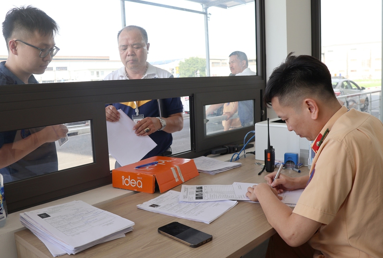 Chưa nhận GPLX sau khi đỗ s&aacute;t hạch, t&agrave;i xế đọc số bằng l&aacute;i sẽ kh&ocirc;ng bị phạt- Ảnh 1.