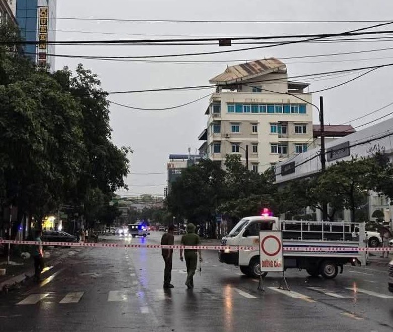 Th&aacute;i Nguy&ecirc;n: C&acirc;y đổ đ&egrave; tr&uacute;ng &ocirc; t&ocirc;, nhiều t&agrave;i sản hư hại  sau cơn gi&ocirc;ng lốc chiều 19/7- Ảnh 10.