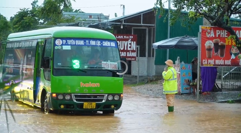 Tuy&ecirc;n Quang đảm bảo an to&agrave;n giao th&ocirc;ng tuyến quốc lộ 2 m&ugrave;a mưa lũ- Ảnh 3.