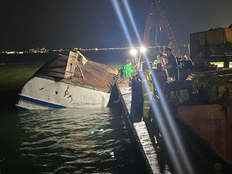 Thủ tướng y&ecirc;u cầu khẩn trương cứu nạn, khắc phục hậu quả vụ lật t&agrave;u tại Quảng Ninh- Ảnh 4.