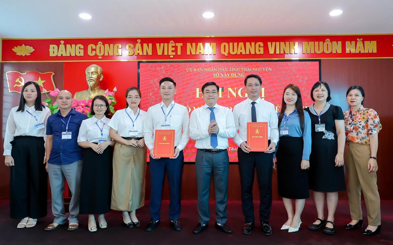 &Ocirc;ng Trần C&ocirc;ng H&ograve;a giữ chức Gi&aacute;m đốc Sở X&acirc;y dựng Th&aacute;i Nguy&ecirc;n- Ảnh 2.