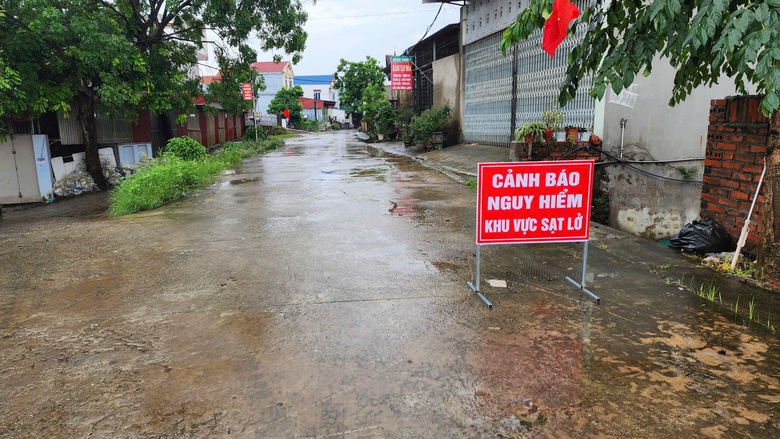 Bắc Ninh: Nhiều nh&agrave; c&oacute; nguy cơ sạt lở, ch&iacute;nh quyền khẩn cấp sơ t&aacute;n người d&acirc;n- Ảnh 18.