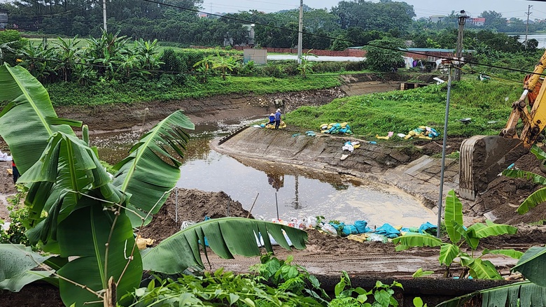 Bắc Ninh: Nhiều nh&agrave; c&oacute; nguy cơ sạt lở, ch&iacute;nh quyền khẩn cấp sơ t&aacute;n người d&acirc;n- Ảnh 24.