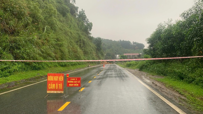 Ph&uacute; Thọ: Ph&acirc;n luồng giao th&ocirc;ng do sạt lở đất tr&ecirc;n quốc lộ 70B- Ảnh 1.