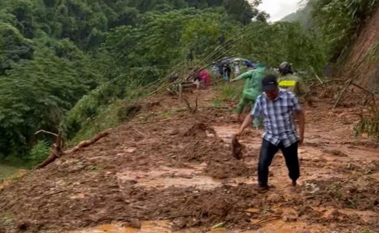 Sạt lở đất xuống quốc lộ 4G ở Sơn La khiến một người bị thương- Ảnh 1.