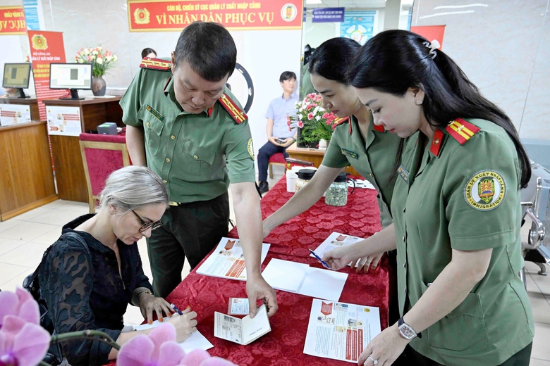 Bắt đầu cao điểm 50 ng&agrave;y cấp định danh điện tử mức 2 cho người nước ngo&agrave;i- Ảnh 2.