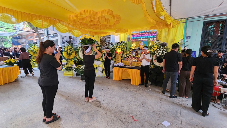 Vụ lật t&agrave;u ở Quảng Ninh: Mẹ gi&agrave; kh&oacute;c nghẹn b&ecirc;n quan t&agrave;i con trai v&agrave; 2 ch&aacute;u- Ảnh 6.