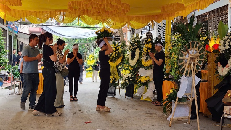 Vụ lật t&agrave;u ở Quảng Ninh: Mẹ gi&agrave; kh&oacute;c nghẹn b&ecirc;n quan t&agrave;i con trai v&agrave; 2 ch&aacute;u- Ảnh 7.