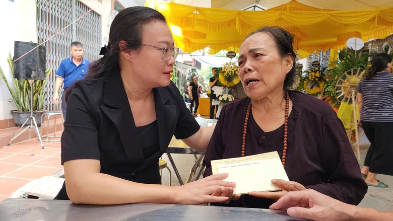 Vụ lật t&agrave;u ở Quảng Ninh: Mẹ gi&agrave; kh&oacute;c nghẹn b&ecirc;n quan t&agrave;i con trai v&agrave; 2 ch&aacute;u- Ảnh 8.